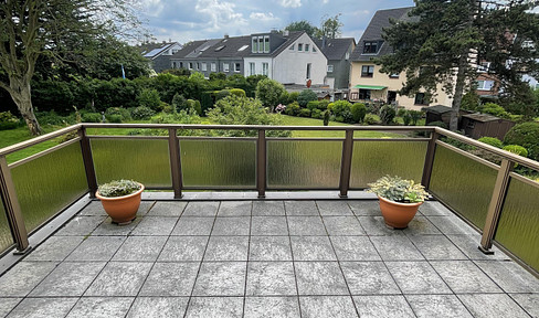 Beautiful terrace surrounded by greenery, 3 rooms, very well-kept house, 1 additional balcony, district heating