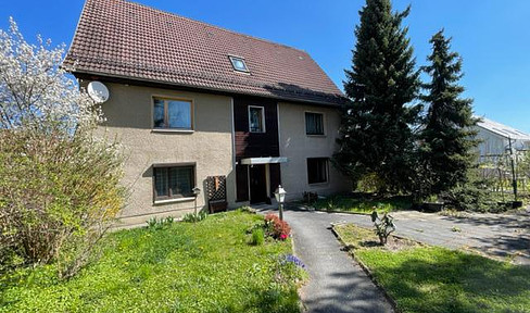 Einfamilienhaus teilunterkellert mit Garten, Garage etc.