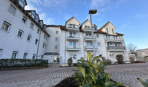 Bright 2-room attic apartment with balcony and parking space in a central location in Röthenbach