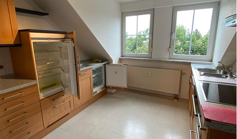 Bright 2-room attic apartment with balcony and parking space in a central location in Röthenbach