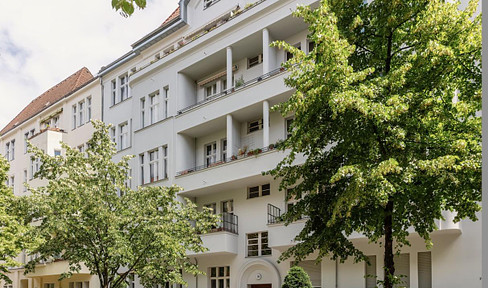 Prestigious, renovated 5-room apartment in an old building in Berlin Wilmersdorf