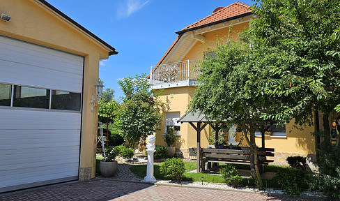 1-2 family house in idyllic location with commercial hall and large garden on the Altmain