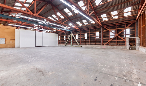 Combining workspace and living: A spacious commercial building with a representative villa.