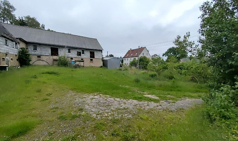 Building plot with barn for semi-detached house in rural location near Dresden