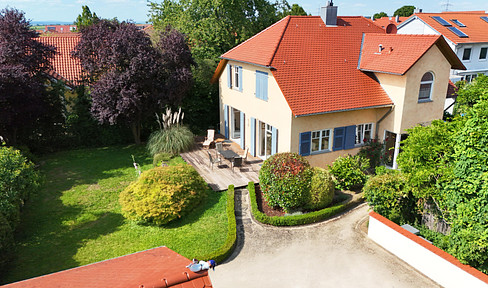 +++ Exclusively in the countryside - sunny south/west-facing terrace & double garage - commission-free from private owner +++
