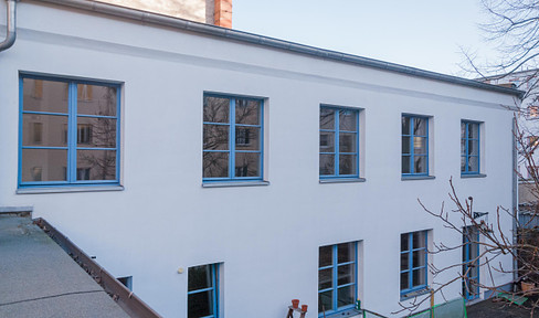 Living and working on over 300m² in a renovated coach house in the quiet backyard of Tempelhof Mariendorf