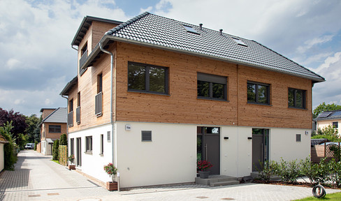 Großes Passivhaus mit Bootsanleger