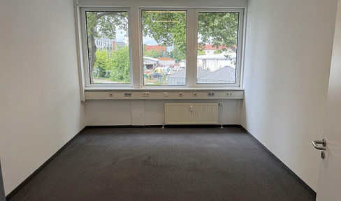 17m² office with parking, canteen, fiber optics, etc.