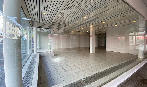 * Ideal storage area in prime location * Direct access to storage area * Pedestrian zone * Showroom *