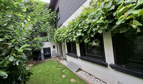 Multi-generation house, 11 rooms, small garden, large conservatory, whirlpool, sauna, fitness room