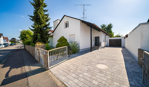 Refurbished detached house with spacious garden and expansion potential