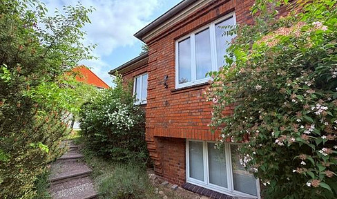 FREE OF PROVISION: Charming detached house in a central, quiet residential street