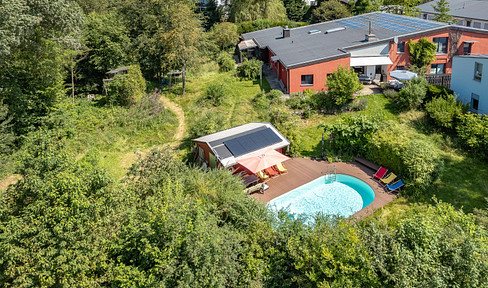 Einzigartig u. vielseitig: Mehrgenerationenhaus mit Halle Büros Pool & Baureserve + Naturidyll