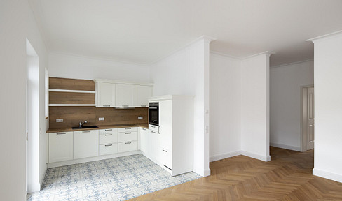 2-Zimmer-Wohnung in saniertem Altbau mit Einbauküche und Balkon zu vermieten!