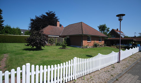 Spacious hipped roof bungalow with basement on Geltinger Bay