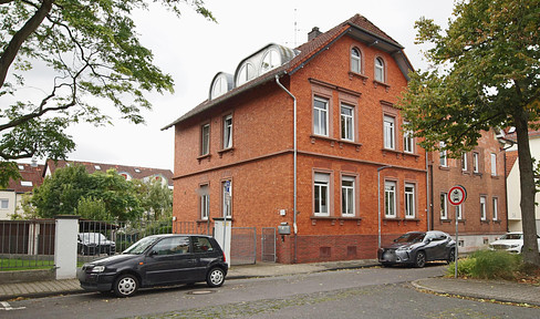 4-room old building charm in the middle of Langen - commission-free!