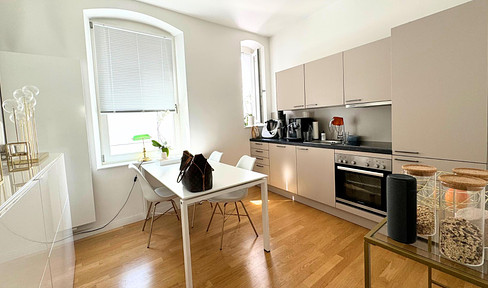 Herrliche, zentrale 2 Zi Wohnung inkl. EBK in saniertem Altbau , Innenstadt, Aufzug im Haus