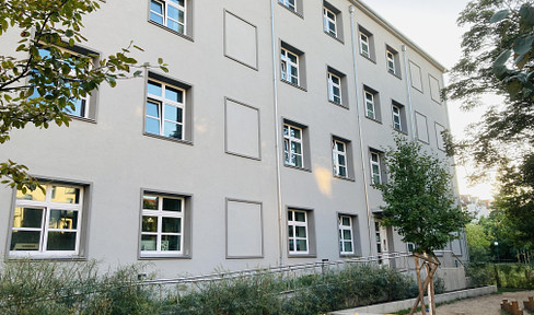 Commission-free, partially furnished 3-room apartment with underground parking space near Prenzlauer Berg