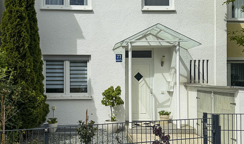 Mid-terrace house in the metropolis and yet in the countryside