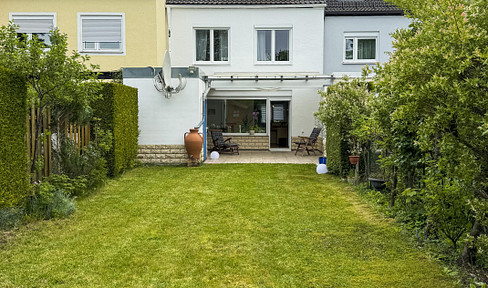 Mid-terrace house in the metropolis and yet in the countryside