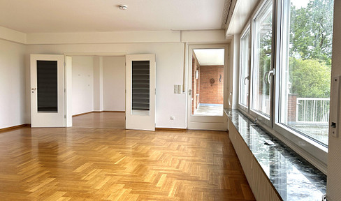 Available again: Spacious 3-room apartment with a breathtaking view, located in Alfeld's prime location.