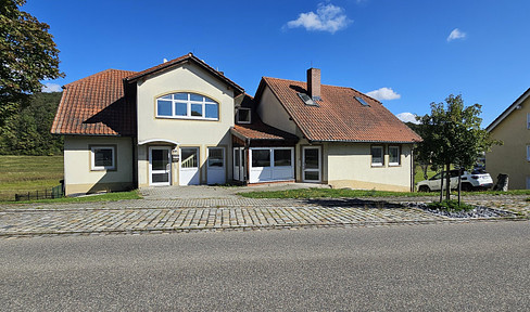 Großes Haus, bereits aufgeteilt in 4 Einheiten mit unverbaubarem Blick auf den Steigerwald