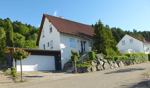 Freistehendes gepflegtes Einfamilienhaus mit großem Garten und Doppelgarage in ruhiger Waldrandlage