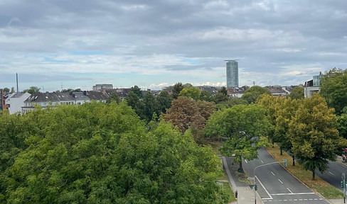 Pempelfort! Schicke kernsanierte 2 Zimmer mit großem Wohn-Essbereich, Balkon und Aufzug