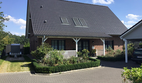 Detached house with beautiful plot in the north of Hamburg