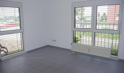 Attractive office on the ground floor & spacious 4-room apartment with kitchen and renovated bathroom on the 1st floor