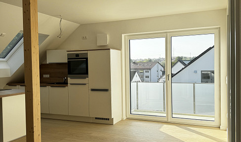 18 minutes to Munich Airport // Bright, sunny 2-room penthouse apartment in LANGENBACH with kitchen and balcony.