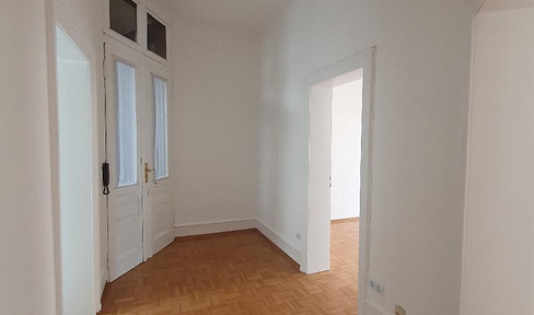 Energy-efficient charming vacant 3 room apartment in an old building in FFM in a central location