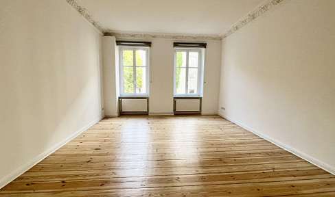 Stucco building & floorboards, modern fitted kitchen & dream bathroom (first occupancy after renovation)