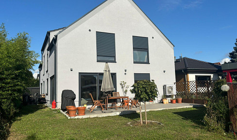 Modernes Niedrigenergiehaus mit Terrasse und Garten