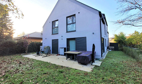 Modernes Niedrigenergiehaus mit Terrasse und Garten