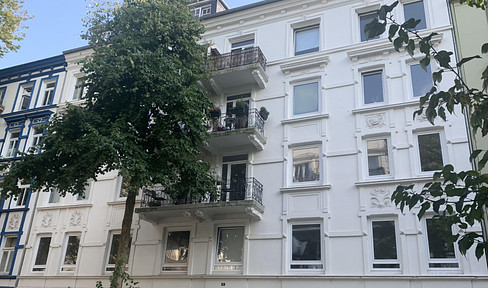 Eimsbüttel: Renovated 3-room apartment in old building near Apostelkirche