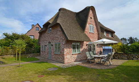 Thatched-roof semi-detached house with garage in Wenningstedt - commission-free