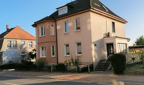 Geräumiges Stadthaus mit zwei Wohneinheiten, Garten, Garage/Werkstatt, Keller u. Carport