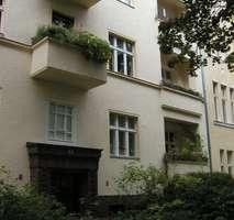 Fixed-term for 1-2 years - 2-room apartment with balcony in prime Wilmersdorf location