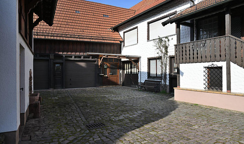 Zweifamilienhaus mit Scheune, Werkstatt und zwei Gewölbekellern