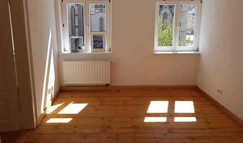 Bezugsfreie, helle sonnige Wohnung in beliebter Lage, mit Balkon!