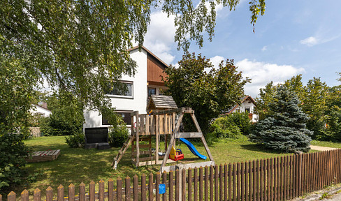 Provisionsfrei - Zweifamilienhaus mit großem Garten in bester Lage