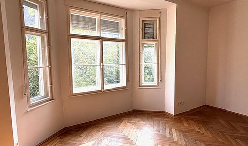 Completely renovated old building with great EBK! Very bright 3-room apartment in Altbogenhausen!