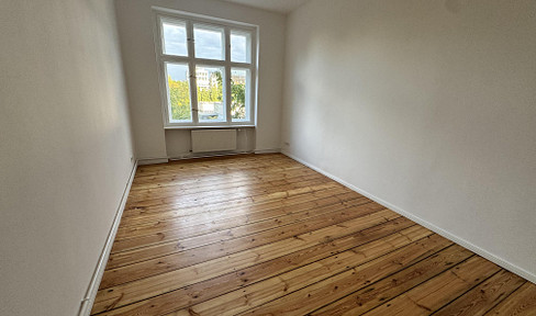 Helle 4 Zi Whg mit Balkon WG fähig Dielenboden Altbau central Neukölln bezugsfrei / ready to move in