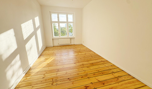 Bright 4 room apartment with balcony suitable for shared flat floorboards old building central Neukölln ready to move in