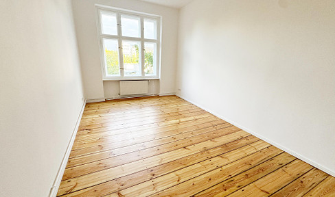 Bright 4 room apartment with balcony suitable for shared flat floorboards old building central Neukölln ready to move in