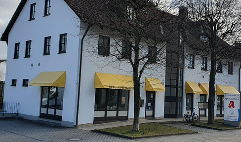 Laden, ehem. IGEL-Apotheke mit Schaufenster, Parkplätzen und Räumen im UG