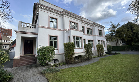 Refurbished old villa in Aawiesen Park with two condominiums