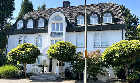 Wunderschöne Wohnung  im 1 OG rechts in Villa mit Loggia und Tiefgarage