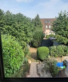 Mid-terrace house with beautiful garden in a solid residential area